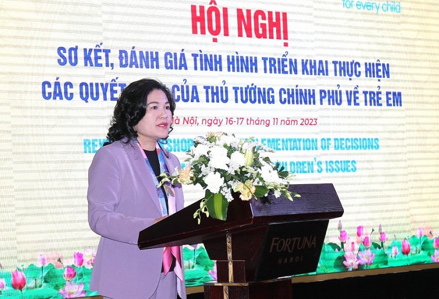 Thứ trưởng Bộ Lao động, Thương binh và Xã hội Nguyễn Thị Hà phát biểu tại hội nghị